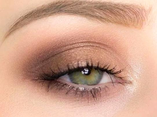 Glamorous Looks for Those with Green Eyes